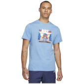 Футболка NIKE NSW FESTIVAL PHOTO TEE SR Футболка NIKE NSW FESTIVAL PHOTO TEE SR